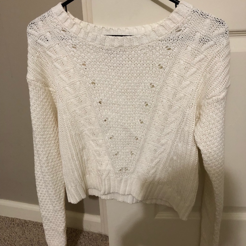 Off white knitted cropped sweater.
